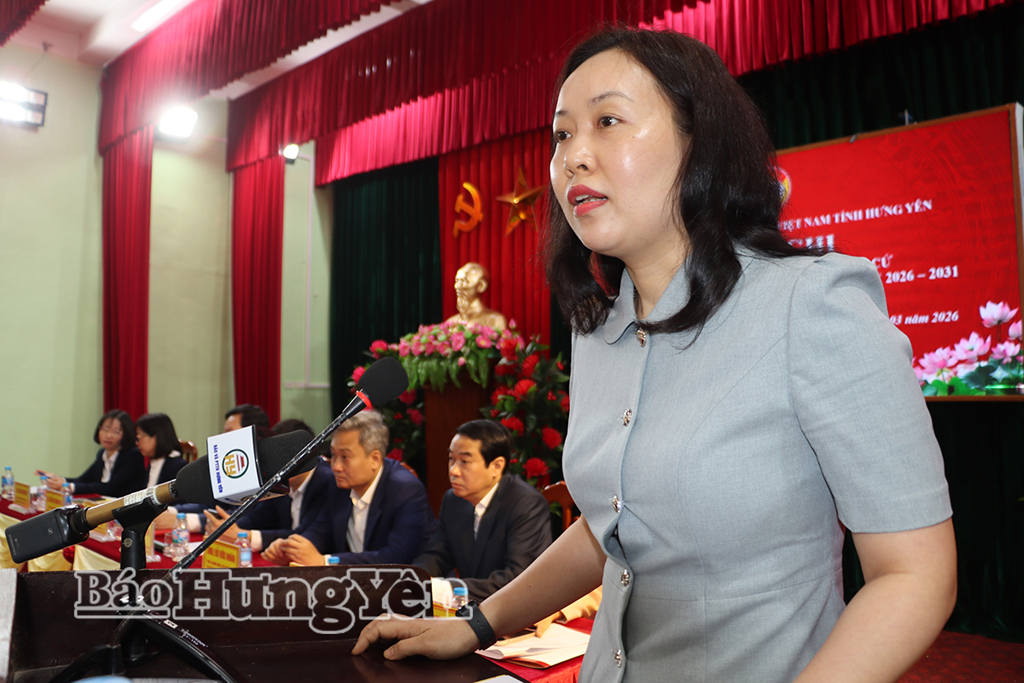 Bà Trần Thị Thanh Nga, Trưởng phòng Công tác Quốc hội, Văn phòng Đoàn đại biểu Quốc hội và HĐND tỉnh trình bày chương trình hành động.