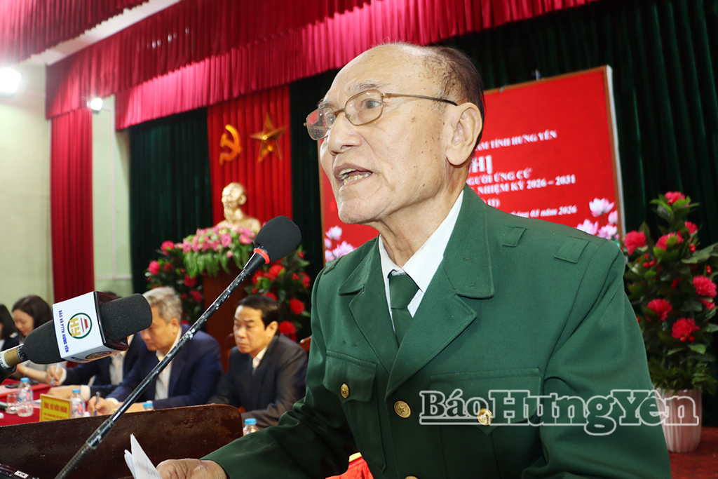 Cử tri xã Nam Đông Hưng phát biểu ý kiến tại hội nghị.