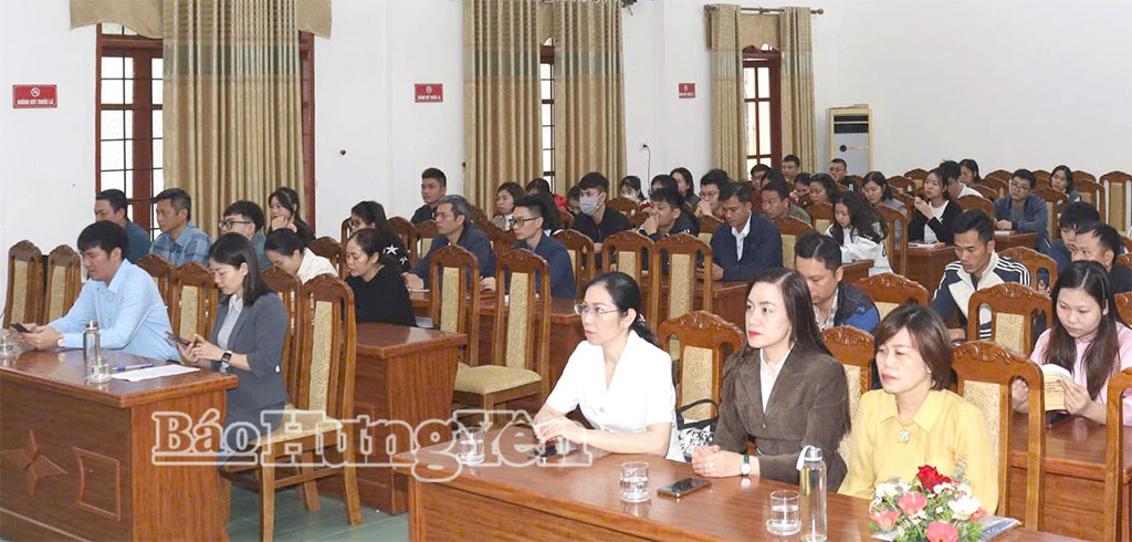 Các học viên tham gia lớp bồi dưỡng đảng viên mới.