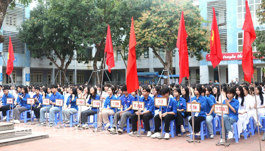 Học sinh Trường THPT Chuyên Hưng Yên tham dự lễ phát động Cuộc thi.