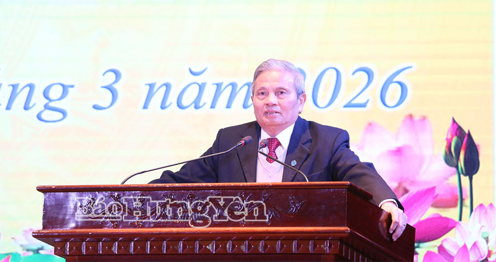 Đồng chí Lê Doãn Hợp, nguyên Ủy viên Ban Chấp hành Trung ương Đảng, nguyên Bộ trưởng Bộ Thông tin và Truyền thông truyền đạt thông tin tại hội nghị.