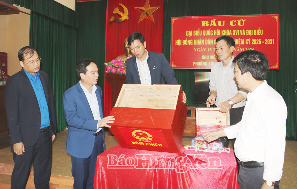 Đồng chí Phó Chủ tịch HĐND tỉnh Vũ Ngọc Trì kiểm tra công tác chuẩn bị bầu cử tại phường Sơn Nam.