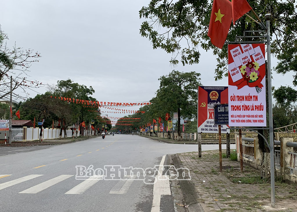 Các tuyến đường ở xã Quang Hưng được trang hoàng rực rỡ cờ hoa, pano, băng rôn, khẩu hiệu chào mừng ngày hội toàn dân.