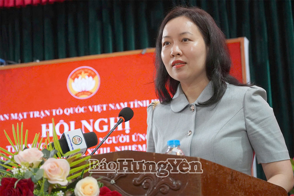 Bà Trần Thị Thanh Nga, Trưởng phòng Công tác Quốc hội, Văn phòng Đoàn đại biểu Quốc hội và HĐND tỉnh trình bày chương trình hành động.