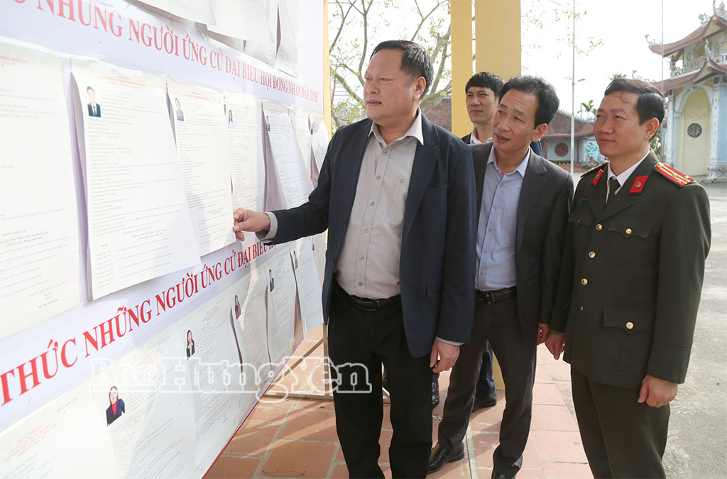 Lãnh đạo Tổ công tác số 2, Đoàn kiểm tra số 7, Ủy ban Bầu cử tỉnh kiểm tra việc niêm yết danh sách cử tri tại khu vực bỏ phiếu của xã Thụy Anh. (Ảnh Trịnh Cường)