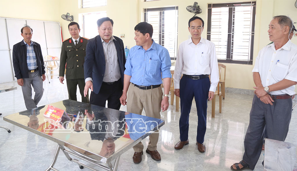 Lãnh đạo Tổ công tác số 2, Đoàn kiểm tra số 7, Ủy ban Bầu cử tỉnh kiểm tra cơ sở vật chất tại khu vực bỏ phiếu của xã Bắc Thụy Anh. (Ảnh Trịnh Cường)