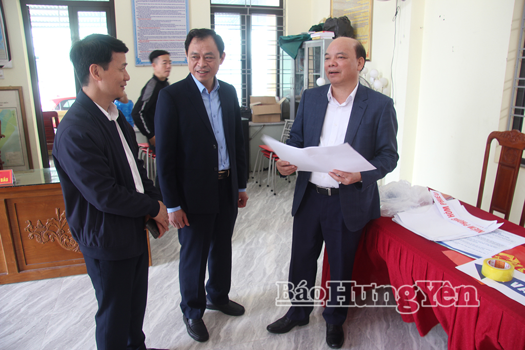 Đồng chí Phó Chủ tịch HĐND tỉnh, Phó Chủ tịch Ủy ban bầu cử tỉnh kiểm tra tại khu vực bỏ phiếu số 11, thôn Quang Lang Đoài (xã Thái Thụy).