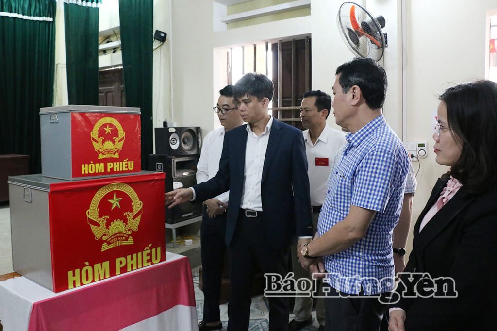 Đồng chí Trưởng ban Tuyên giáo và Dân vận Tỉnh ủy kiểm tra công tác chuẩn bị cơ sở vật chất tại khu vực bỏ phiếu số 1, xã Nam Thái Ninh.  