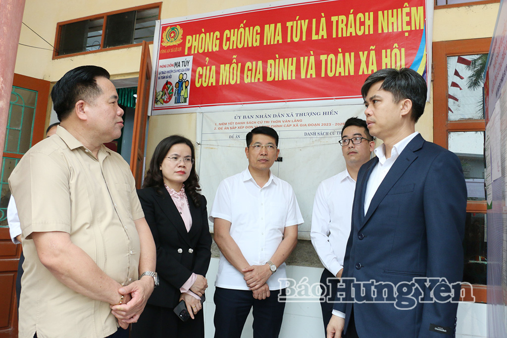 Đồng chí Trưởng ban Tuyên giáo và Dân vận Tỉnh ủy kiểm tra công tác chuẩn bị bầu cử tại xã Lê Lợi.