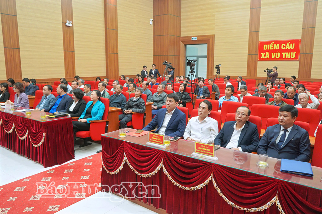 Các đại biểu và cử tri xã Vũ Thư dự hội nghị.