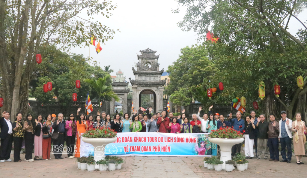 Đoàn du khách đến tham quan, chiêm bái tại chùa Chuông (phường Phố Hiến)