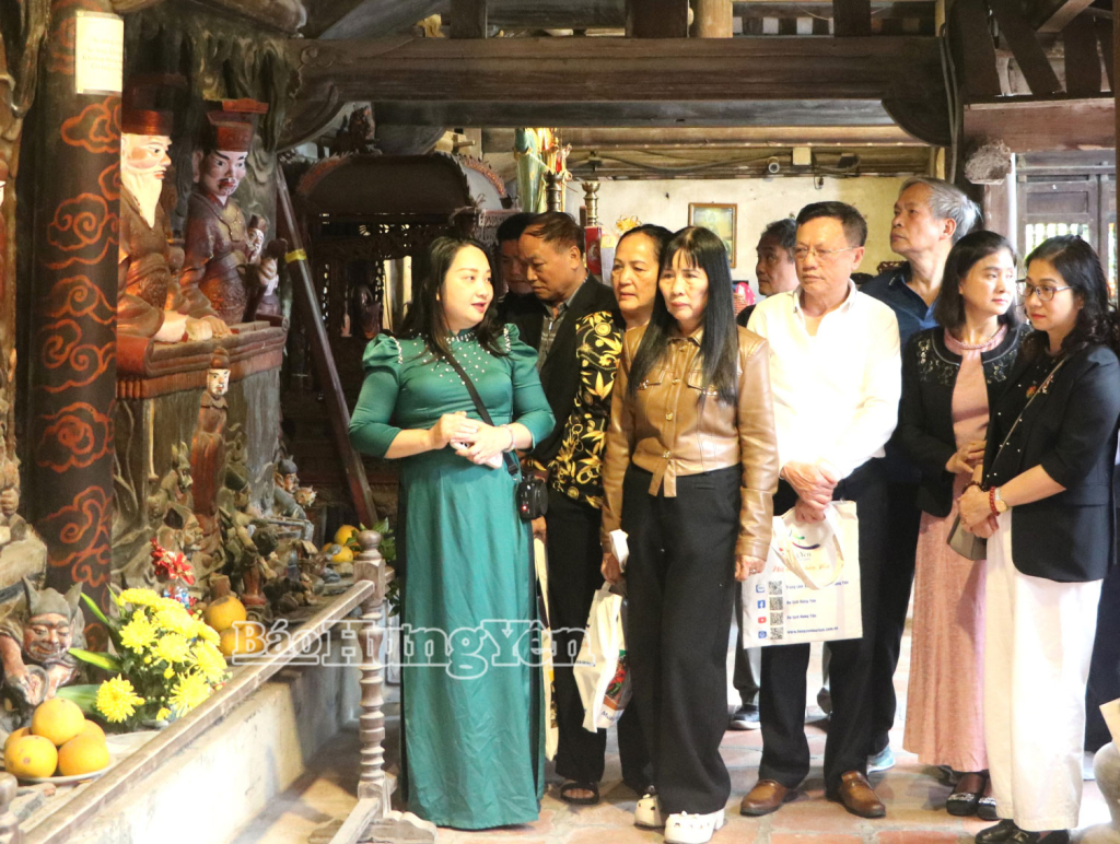 Du khách nghe giới thiệu về lịch sử, văn hóa Phố Hiến