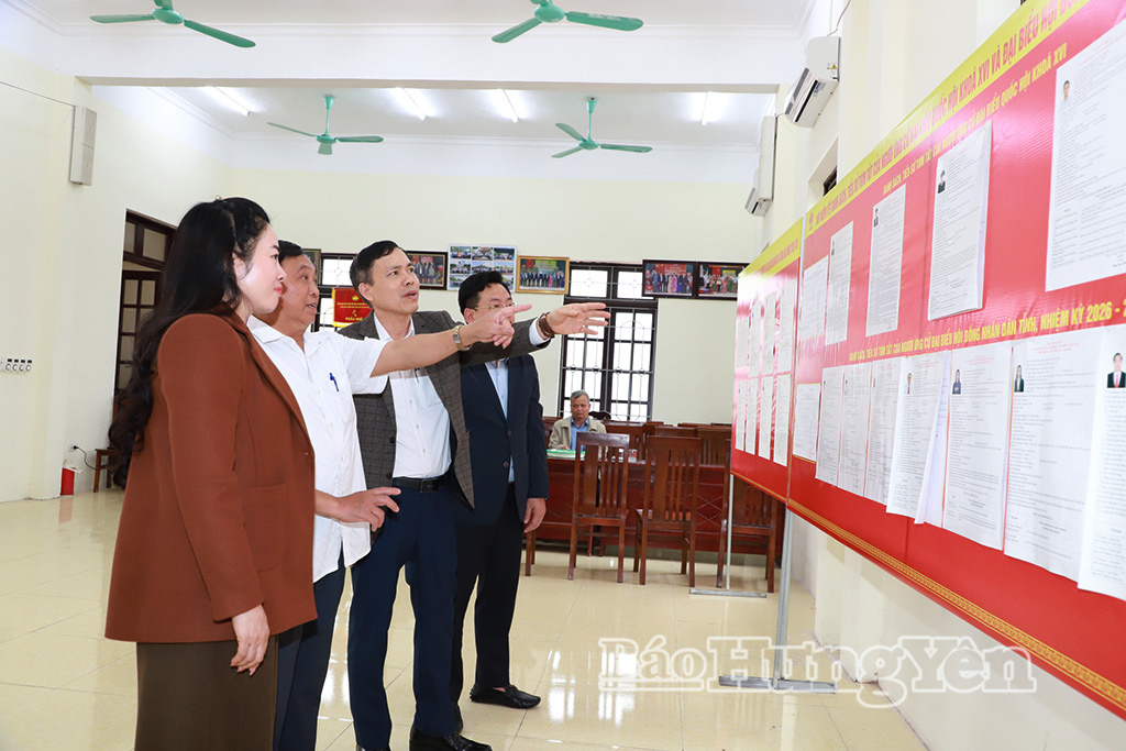 Các thành viên Đoàn kiểm tra tại xã Lương Bằng.