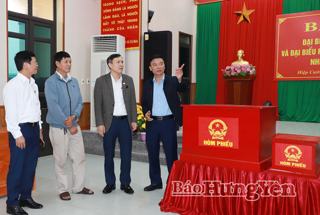 Các thành viên Đoàn kiểm tra tại xã Hiệp Cường.