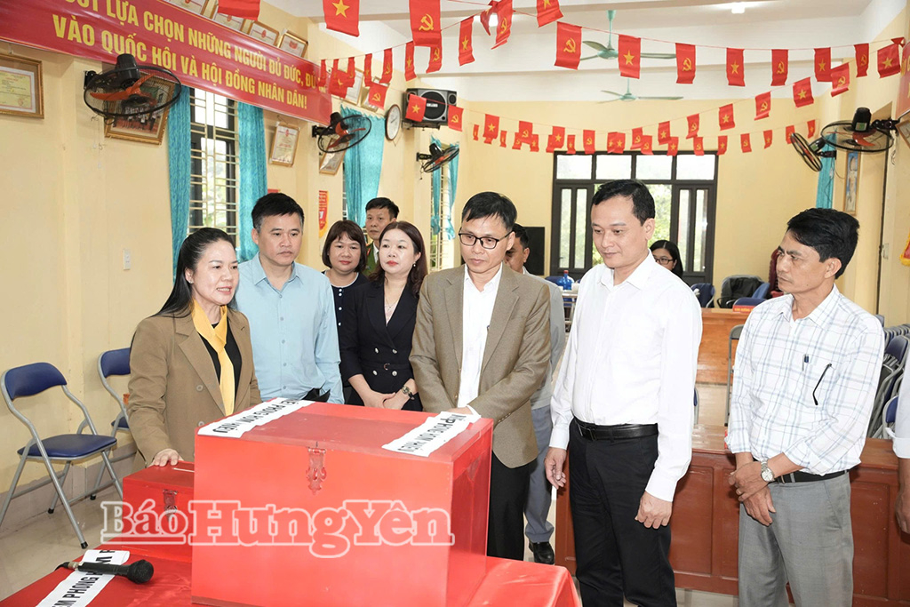 Các thành viên Đoàn kiểm tra tại xã Hồng Quang.