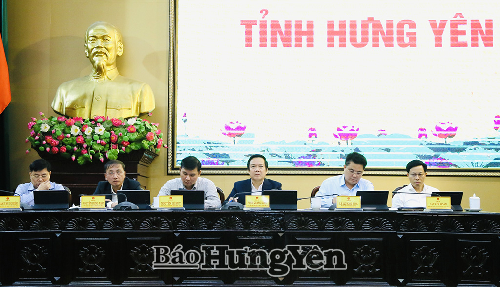 Các đồng chí lãnh đạo UBND tỉnh chủ trì phiên họp.