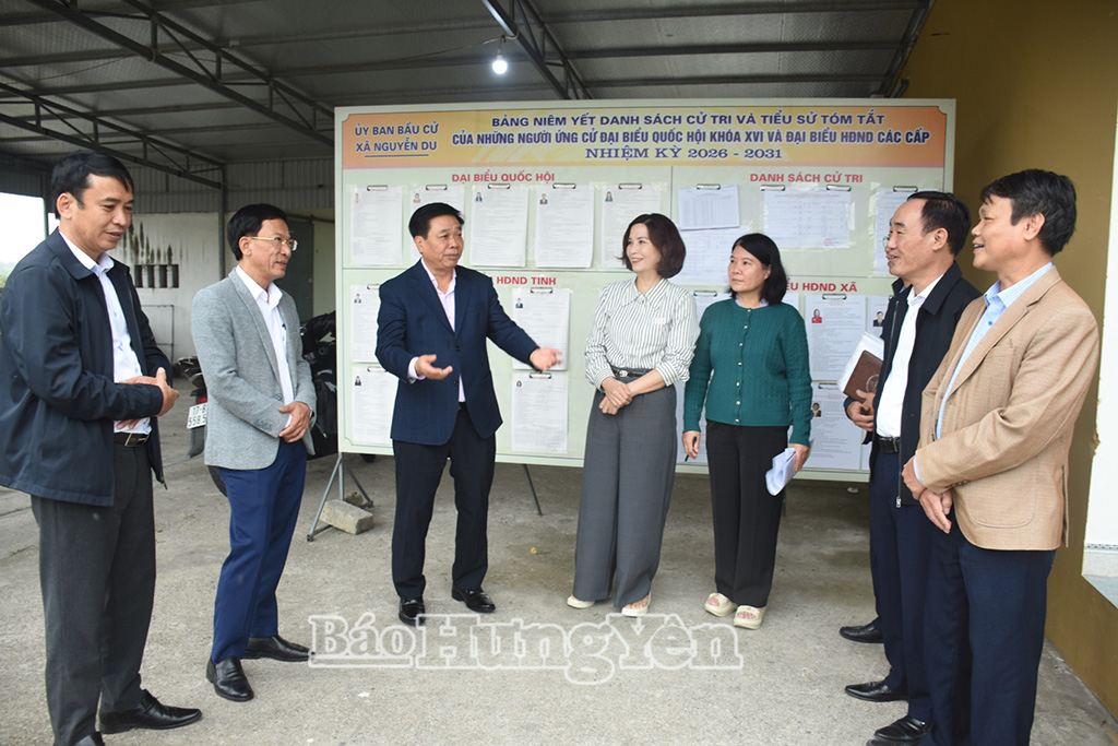 Đồng chí Chủ nhiệm Ủy ban Kiểm tra Tỉnh ủy Nguyễn Quang Hưng kiểm tra công tác bầu cử tại khu vực bỏ phiếu số 02 (thôn Cẩn Du, xã Nguyễn Du).