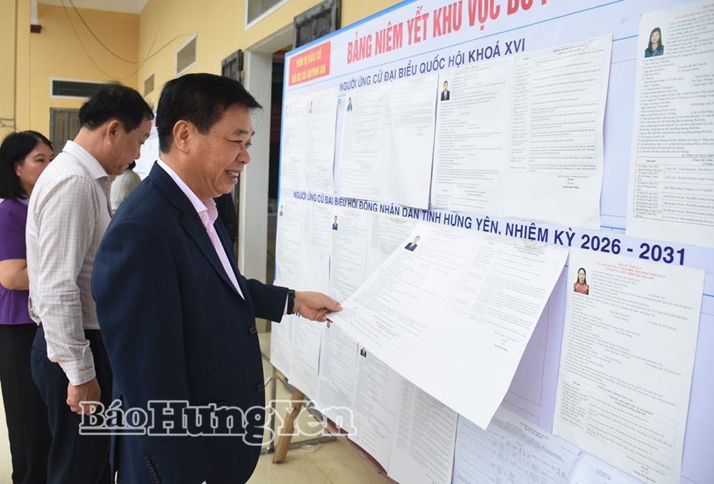 Đồng chí Nguyễn Quang Hưng, Ủy viên Ban Thường vụ, Chủ nhiệm Ủy ban Kiểm tra Tỉnh ủy kiểm tra công tác chuẩn bị bầu cử tại khu vực bỏ phiếu thôn Xuân La Đông (xã Quỳnh An).