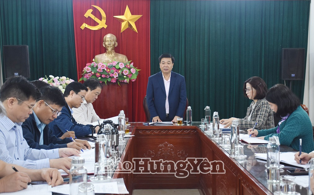 Đồng chí Chủ nhiệm Ủy ban Kiểm tra Tỉnh ủy phát biểu tại buổi làm việc với xã Quỳnh An về công tác chuẩn bị cho bầu cử.