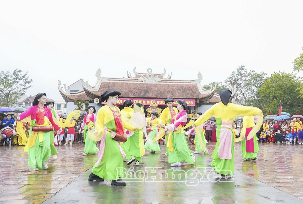 Biểu diễn nghệ thuật dân gian tại lễ hội đền thờ Triệu Việt Vương.