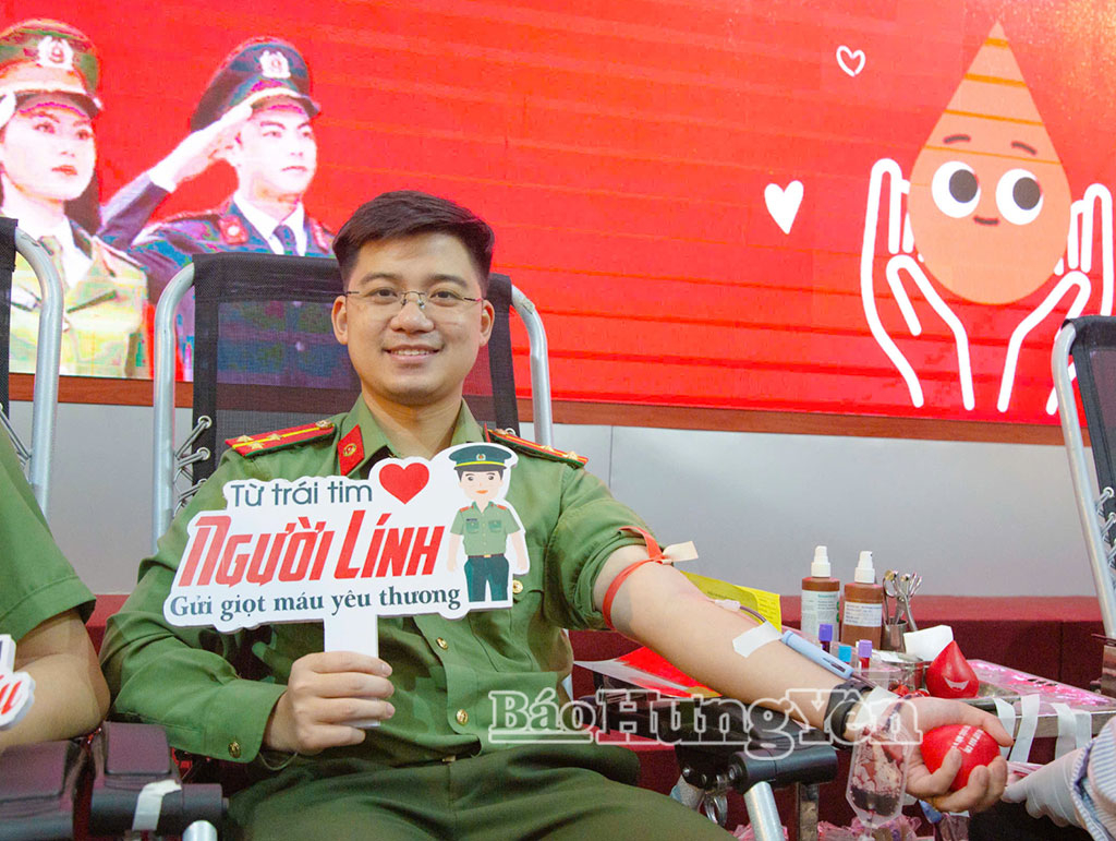 Đại úy Trần Hoàng Quân tham gia hiến máu tình nguyện.