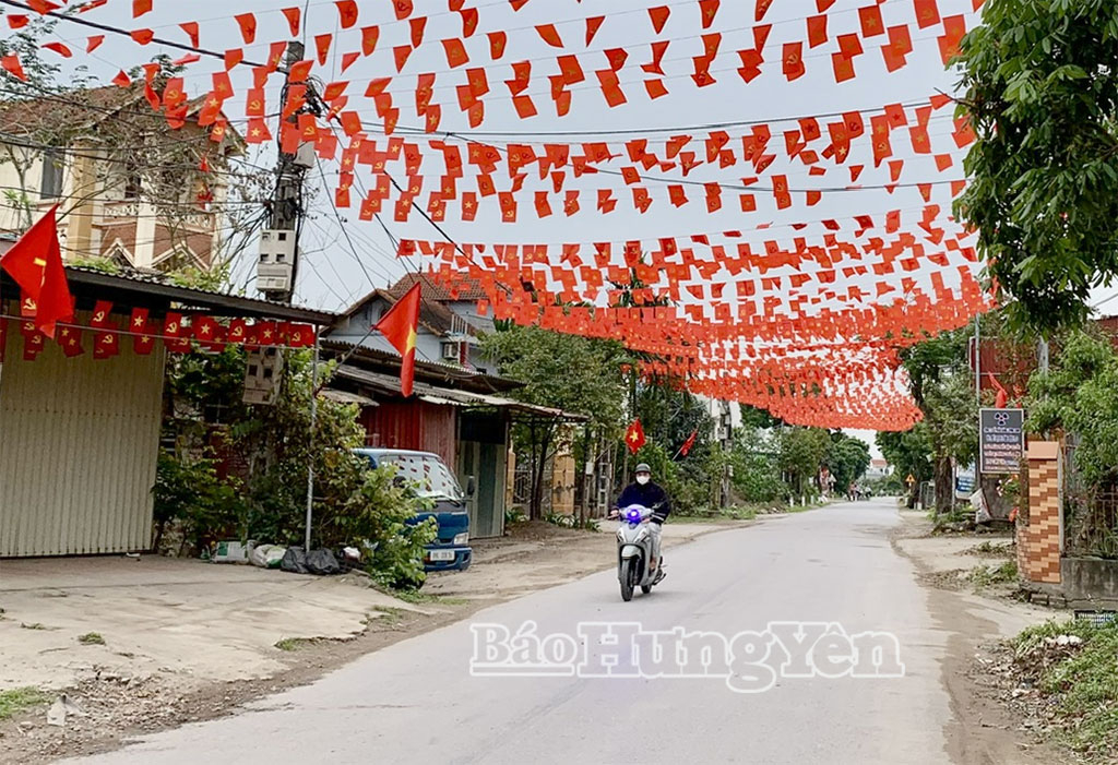 Tại xã Triệu Việt Vương, các trục đường chính được chăng cờ đỏ rực rỡ.