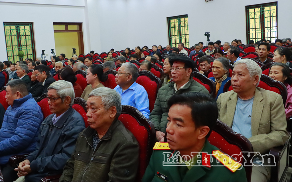 Cử tri xã Tiền Hải dự hội nghị.