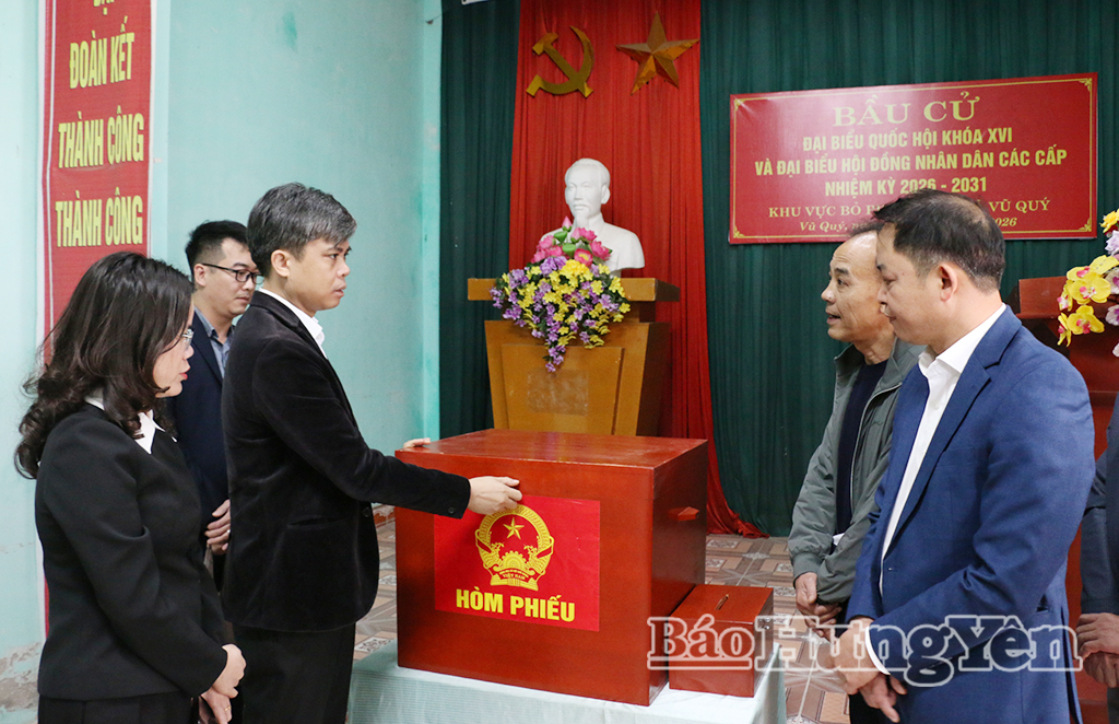 Đồng chí Trưởng ban Tuyên giáo và Dân vận Tỉnh ủy kiểm tra công tác chuẩn bị bầu cử tại xã Vũ Quý.