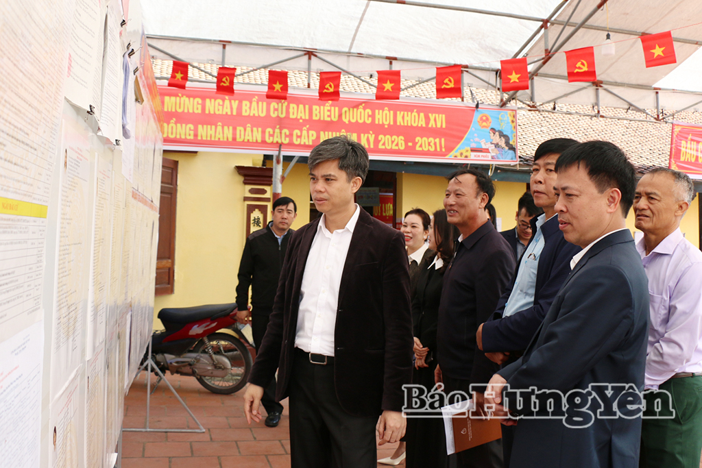 Đồng chí Trưởng ban Tuyên giáo và Dân vận Tỉnh ủy kiểm tra công tác chuẩn bị bầu cử tại xã Bắc Đông Quan.