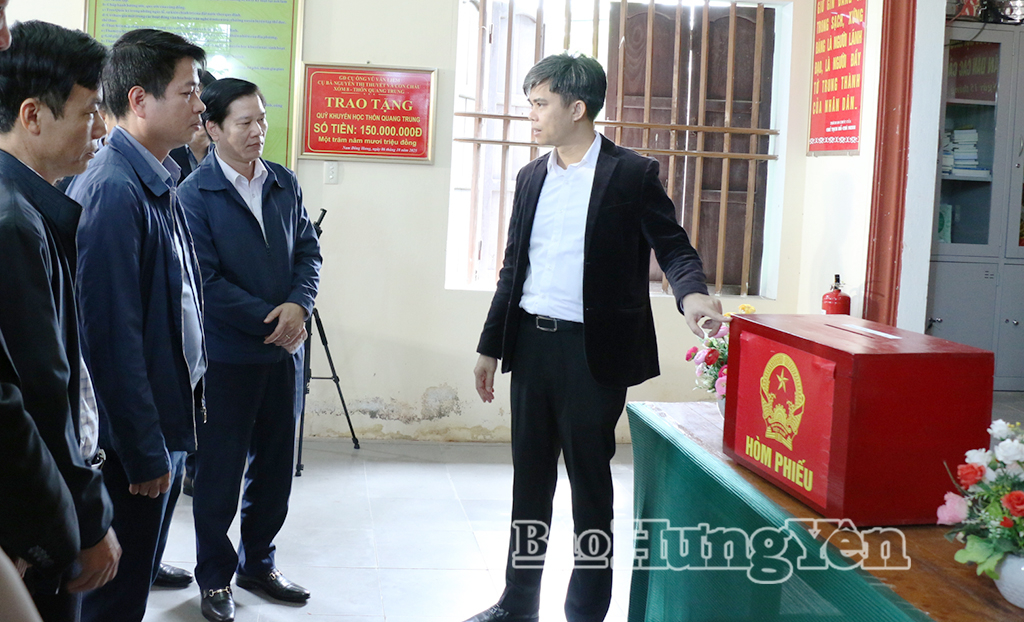 Đồng chí Trưởng ban Tuyên giáo và Dân vận Tỉnh ủy kiểm tra công tác chuẩn bị bầu cử tại xã Nam Đông Hưng.