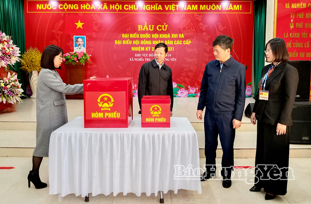 Đồng chí Phó Chủ tịch Thường trực HĐND tỉnh Lê Xuân Tiến kiểm tra công tác chuẩn bị bầu cử tại xã Nghĩa Trụ.