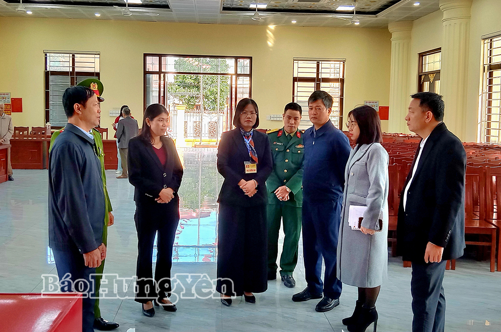 Đồng chí Phó Chủ tịch Thường trực HĐND tỉnh Lê Xuân Tiến kiểm tra công tác chuẩn bị cơ sở vật chất phục vụ bầu cử tại xã Nghĩa Trụ.