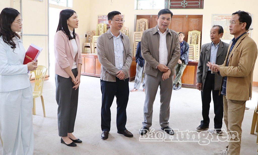 Đồng chí Phó Chủ tịch Thường trực UBND tỉnh Nguyễn Lê Huy kiểm tra công tác chuẩn bị bầu cử tại khu vực bỏ phiếu số 13, xã Kiến Xương.
