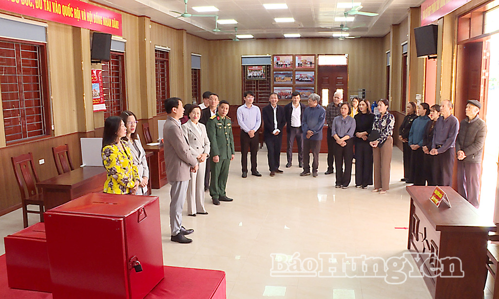 Đồng chí Trần Thị Thanh Thủy cùng tổ công tác kiểm tra công tác chuẩn bị bầu cử đại biểu Quốc hội và đại biểu HĐND các cấp nhiệm kỳ 2026 - 2031 tại xã Nghĩa Trụ.