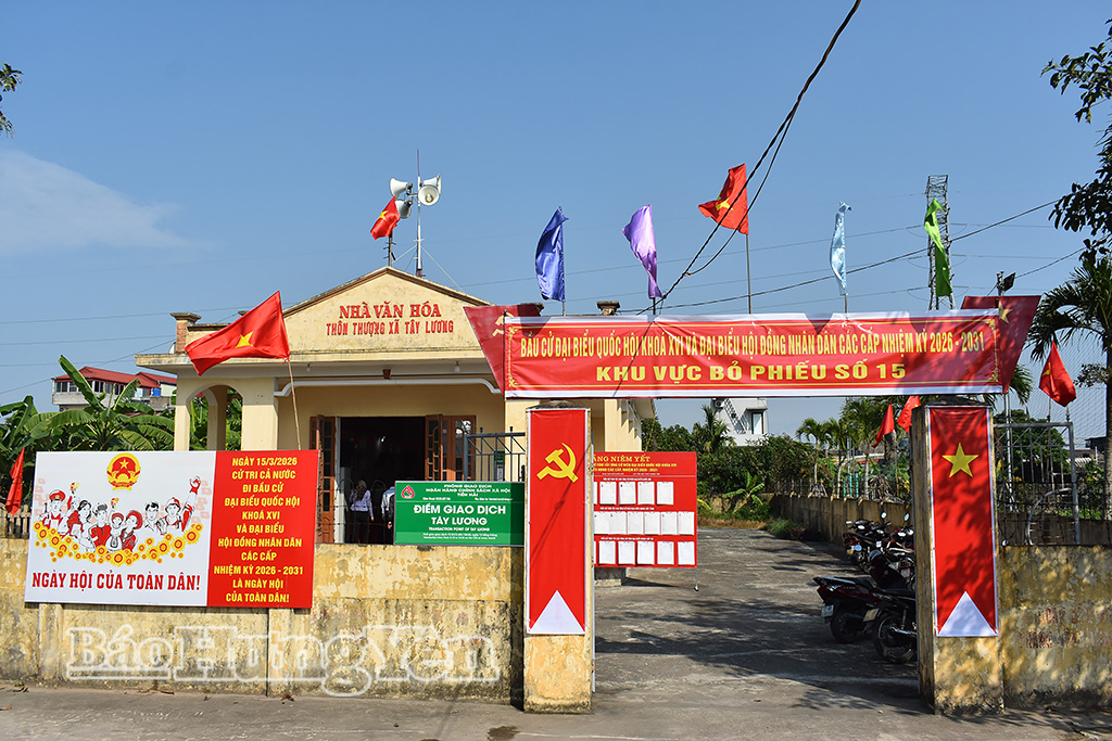 Trang trí khánh tiết tại Khu vực bỏ phiếu số 15 xã Tiền Hải.