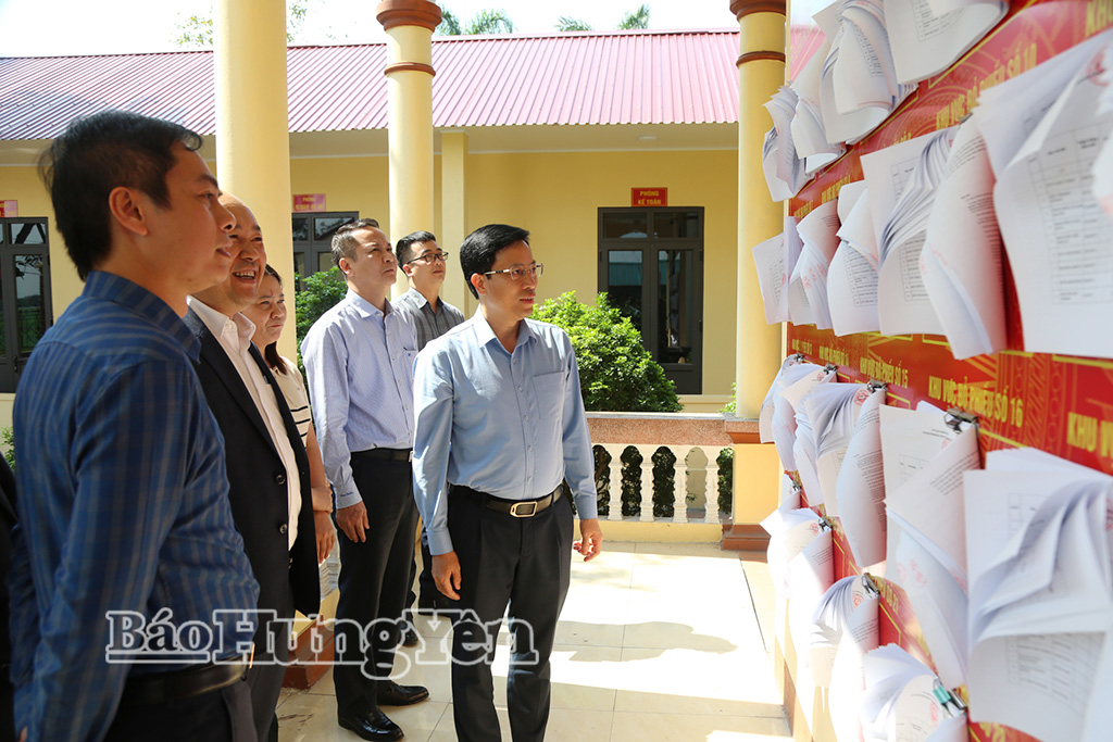 Đồng chí Phó Chủ tịch UBND tỉnh Lại Văn Hoàn kiểm tra việc niêm yết danh sách cử tri tại khu vực bỏ phiếu xã Đông Quan.