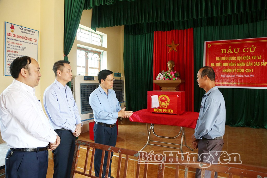 Đồng chí Phó Chủ tịch UBND tỉnh Lại Văn Hoàn kiểm tra công tác chuẩn bị cơ sở vật chất phục vụ bầu cử tại thôn Đông Thượng Liệt, xã Đông Quan.