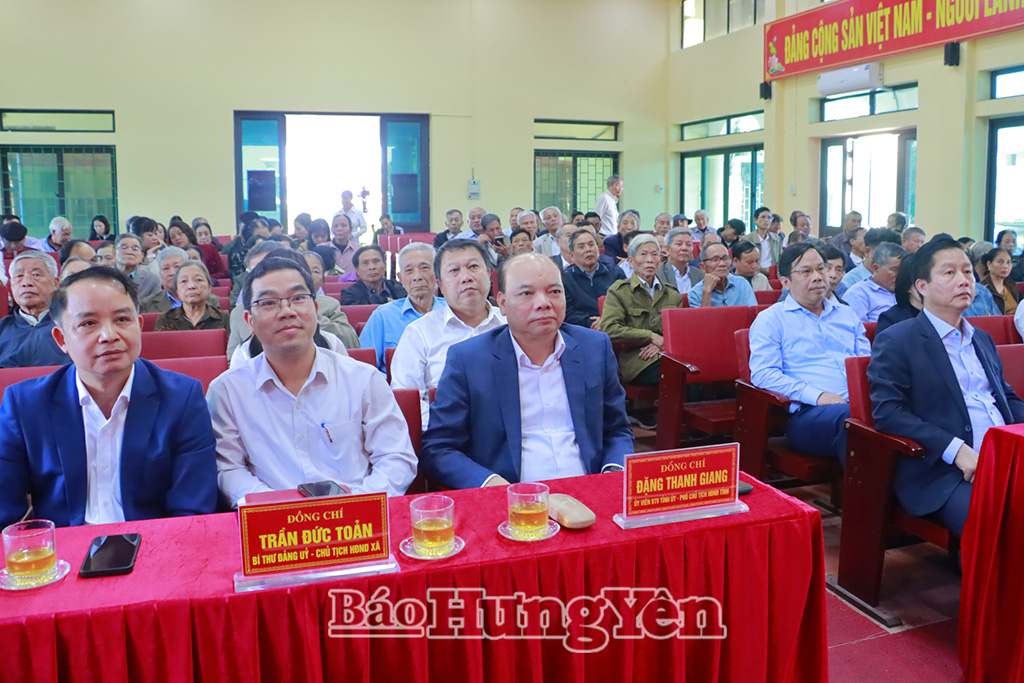 Đại biểu và cử tri xã Vũ Tiên dự hội nghị.