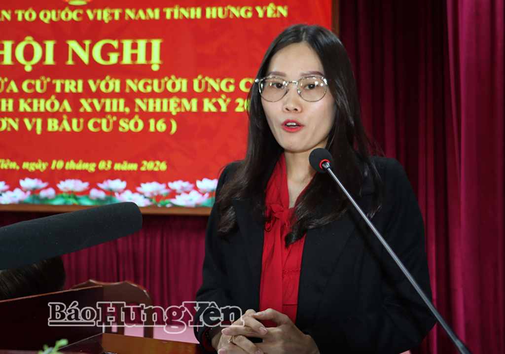 Bà Hà Thị Hòa, viên chức Văn phòng đăng ký đất đai Hưng Yên, Sở Nông nghiệp và Môi trường trình bày chương trình hành động.