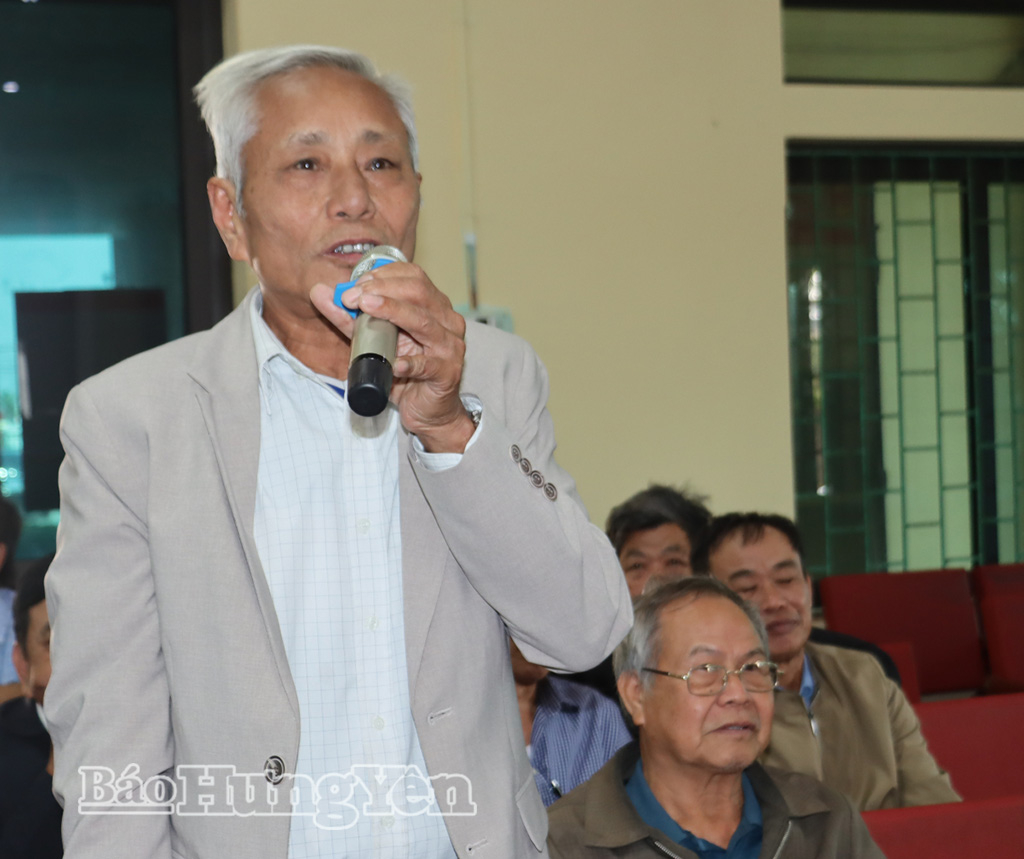 Cử tri xã Vũ Tiên phát biểu tại hội nghị.
