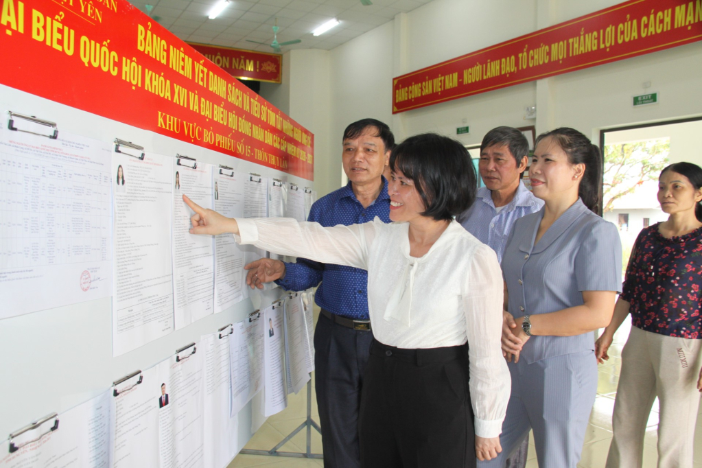 Kiểm tra việc niêm yết danh sách và tiểu sử người ứng cử đại biểu Quốc hội khóa XVI và đại biểu HĐND các cấp nhiệm kỳ 2026 - 2031 tại Tổ bầu cử số 15 thôn Thụy Lân.