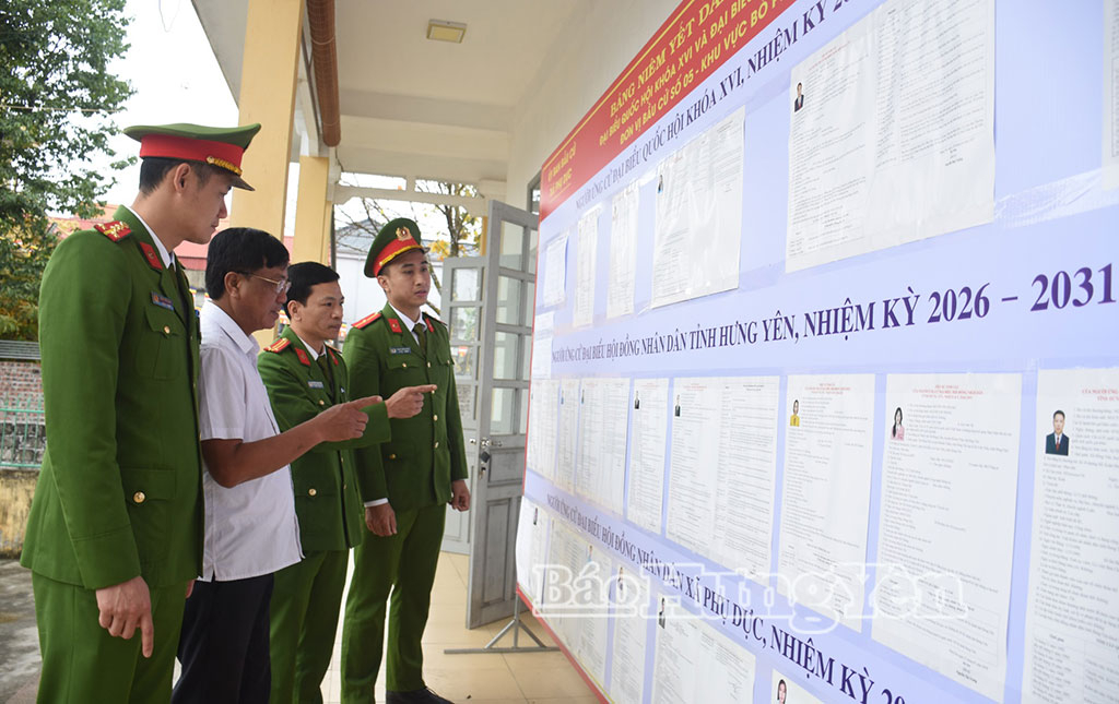 Lực lượng Công an xã Phụ Dực kiểm tra danh sách niêm yết những người ứng cử đại biểu Quốc hội, đại biểu HĐND các cấp tại khu vực bỏ phiếu thôn Tô Hồ.