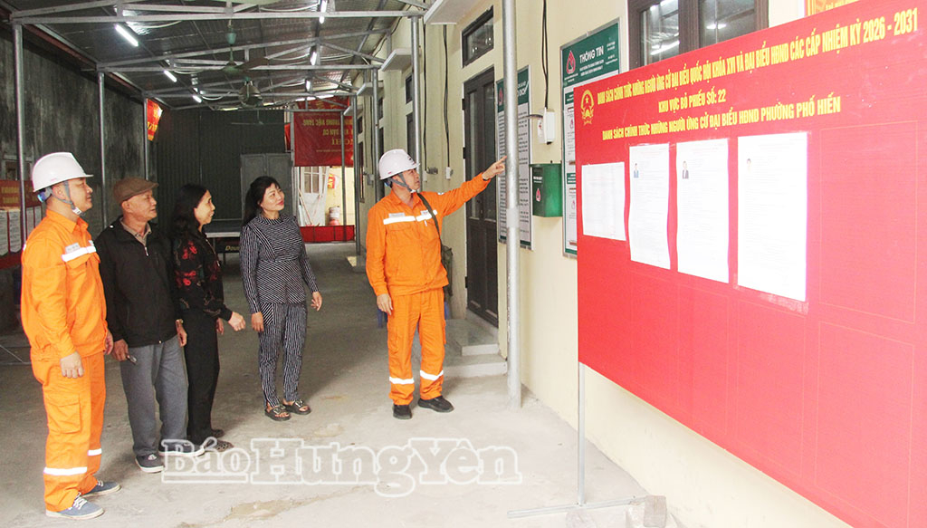 Công nhân Đội Quản lý điện khu vực Phố Hiến phối hợp với tổ bầu cử số 22 khu phố Phan Đình Phùng kiểm tra hệ thống thiết bị điện phục vụ cho công tác bầu cử.