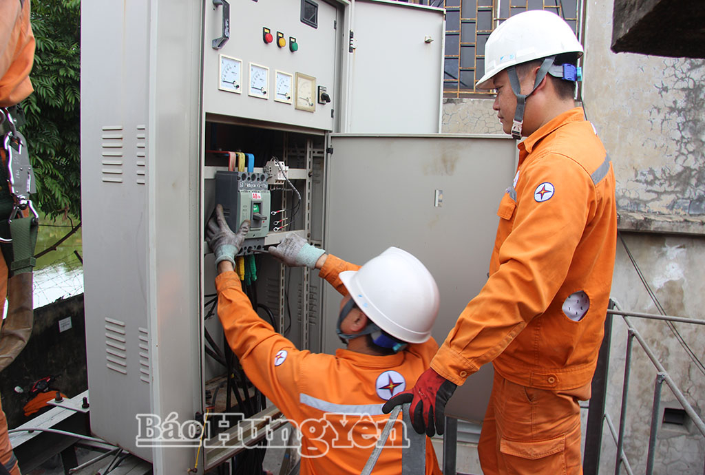 Công nhân Công ty Điện lực Hưng Yên tăng cường kiểm tra trạm biến áp bảo đảm cấp điện ổn định, an toàn phục vụ ngày hội lớn của toàn dân.