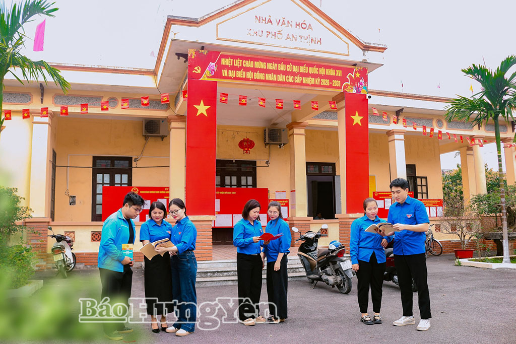 Đoàn viên, thanh niên phường Phố Hiến tích cực tuyên truyền về bầu cử.