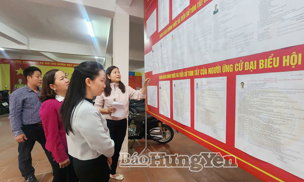 Cử tri phường Thái Bình tìm hiểu tiểu sử các ứng cử viên đại biểu Quốc hội khóa XVI và đại biểu HĐND các cấp nhiệm kỳ 2026 - 2031.
