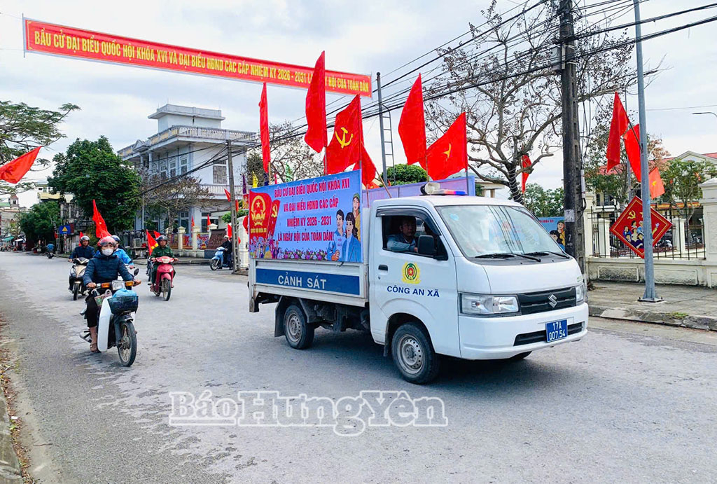 Đội hình thanh niên tình nguyện xung kích tuyên truyền bầu cử của xã Lê Lợi.