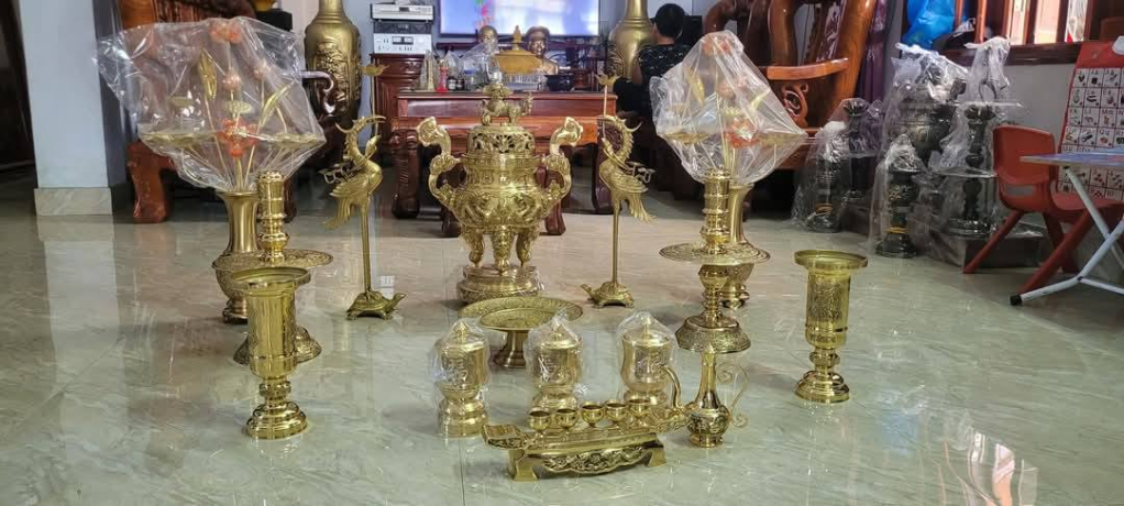 Một số sản phẩm đồ thờ bằng đồng của của làng nghề đúc đồng An Lộng (xã Ngọc Lâm).