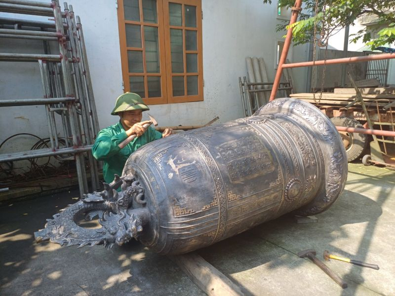 Chuông đồng được hoàn thiện tại cơ sở đúc đồng Lục Dung (xã Ngọc Lâm).