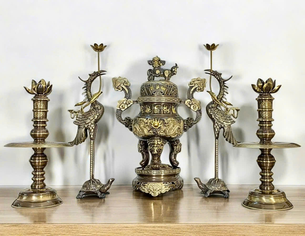 Một số sản phẩm đồ thờ bằng đồng của của làng nghề đúc đồng An Lộng (xã Ngọc Lâm).